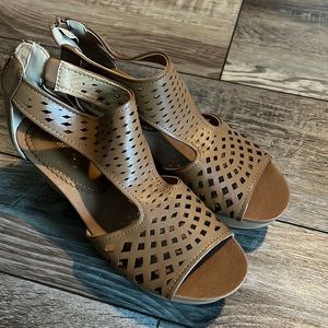 Brand new baretraps wedge sandals